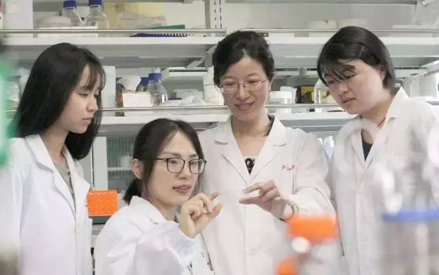 三次被提名院士，學生人手一篇CNS，女神胡海嵐再獲聯合國“世界杰出女科學家獎”！