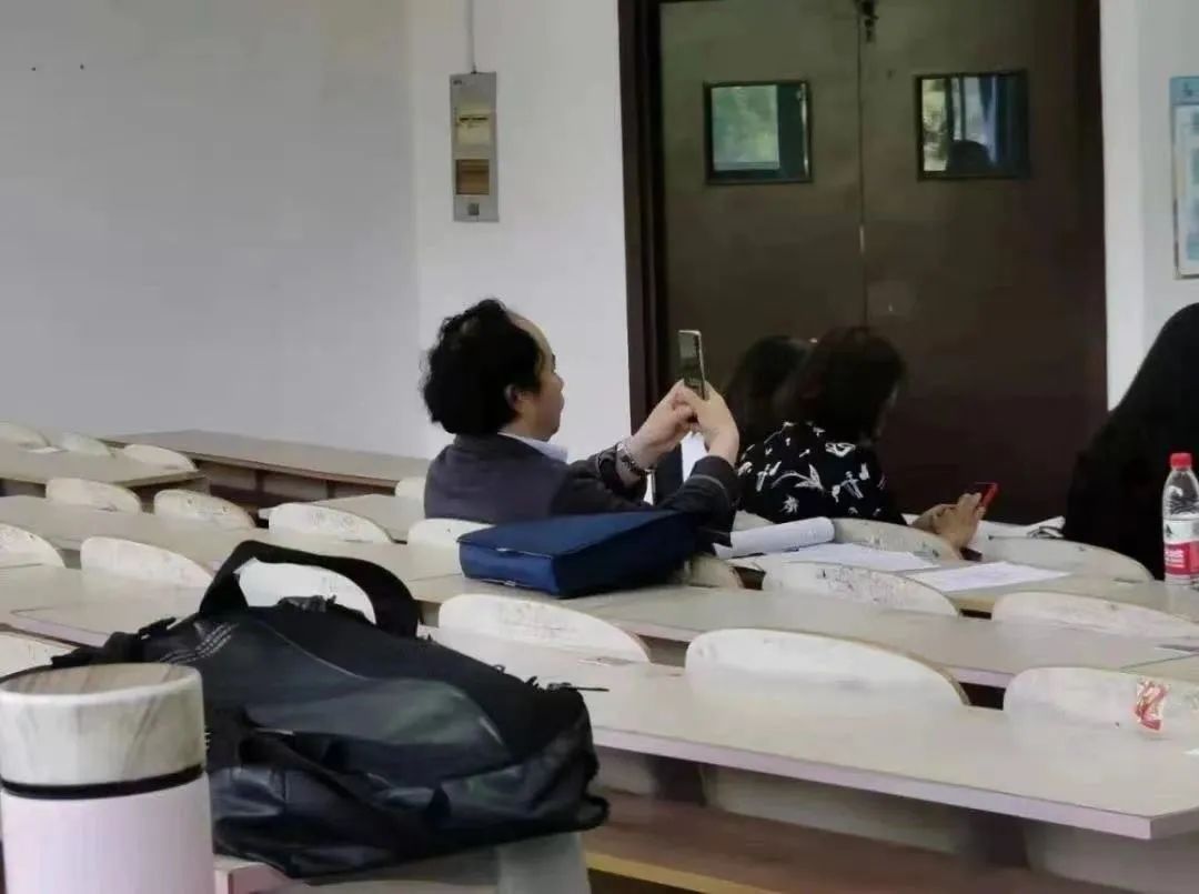 畢業論文答辯，學生被老師問題驚出表情包！“護崽”導師來了